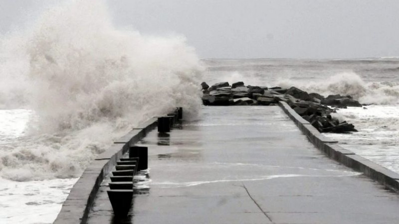 Alerta por fuerte oleaje en el Mar Argentino