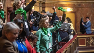 Francia es el primer país del mundo en hacer del aborto un derecho constitucional