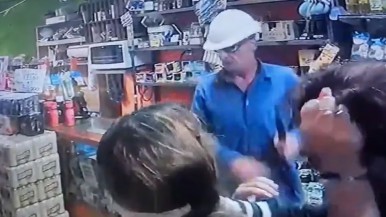 Video: armados intentaron robar un negocio y los comerciantes los detuvieron a golpes