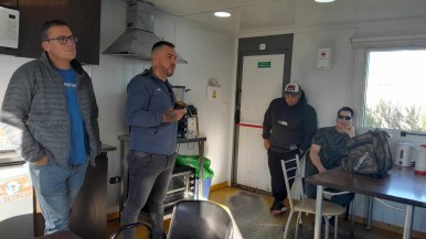 El secretario adjunto del sindicato petrolero, estrecha vínculos con trabajadores en asamblea