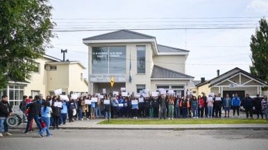 Los trabajadores se manifestaron en la Sede del Centro de Referencia 