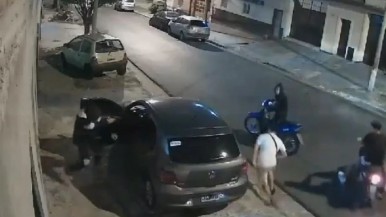 Brutal video: motochorros balearon en el pecho a una policía durante un asalto