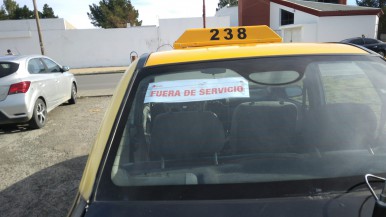 Taxistas manifiestan su malestar por ser dejados fuera de servicio en un contexto de crisis en el sector