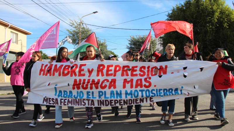 8M en Ro Gallegos: Dos marchas concluyeron en la Casa de Gobierno