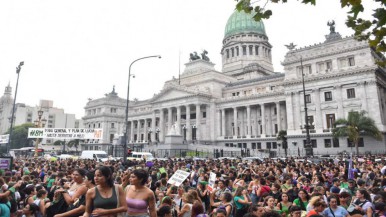 Miles de mujeres se convocaron frente al Congreso Nacional 