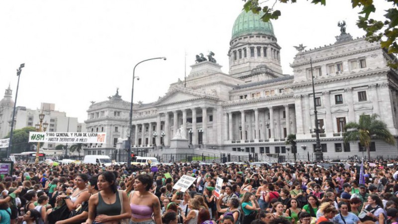 8M: fue masiva la marcha de mujeres frente al Congreso Nacional