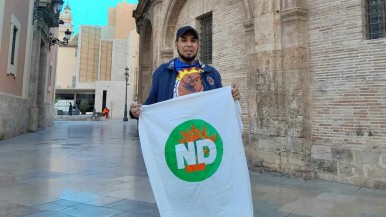 La historia de un artista santacruceño que viaja por Europa con la bandera de Nuevo Día