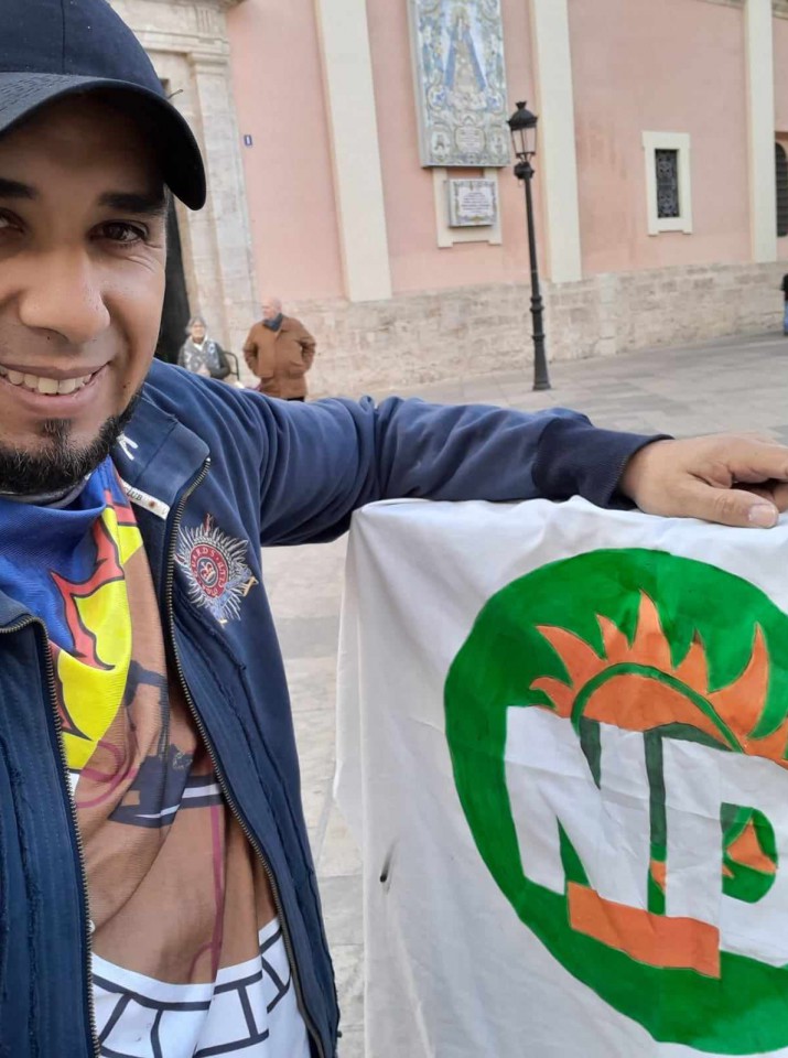 La historia de un artista santacruceo que viaja por Europa con la bandera de Nuevo Da