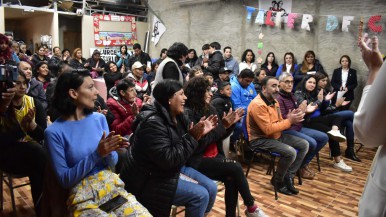 Municipio entrega decretos de adjudicación de lotes a familias del Barrio Madres a la Lucha 