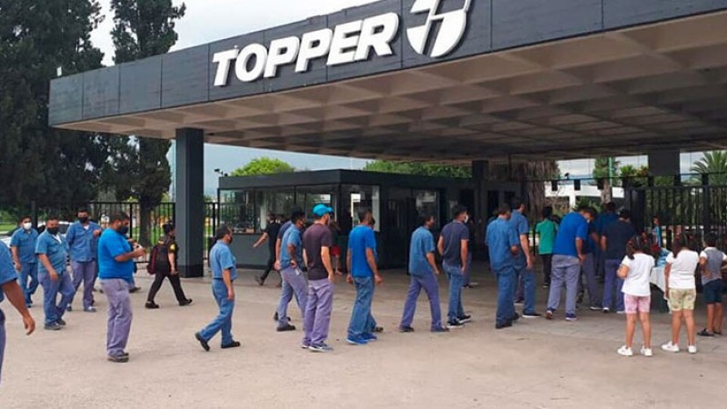 Se suman 32 despidos en Topper