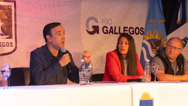 El intendente anuncio campeonato de futbol femenino y construccin de una cancha. 