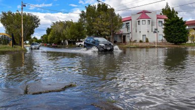 Inundación sobre calle Orkeke y Piedrabuena en la costanera de Río Gallegos