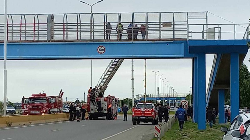 Dramtico rescate de un joven en un puente en la Autova en Ro Gallegos