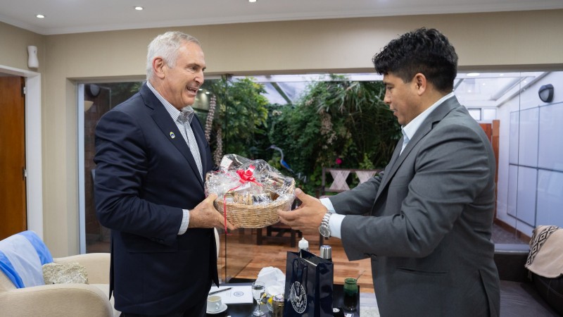 El gobernador junto al embajador de Estados Unidos. 