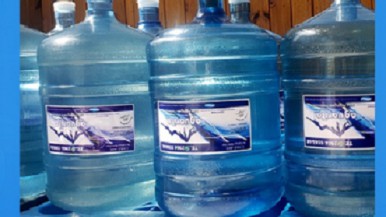 Una mujer denunció que una empresa Río Gallegos vende agua que no es apta para consumo: se enfermó su mascota y pareja