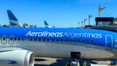 Denunciarán por "secuestro de pasajeros" a los empleados de Aerolíneas que hicieron paro