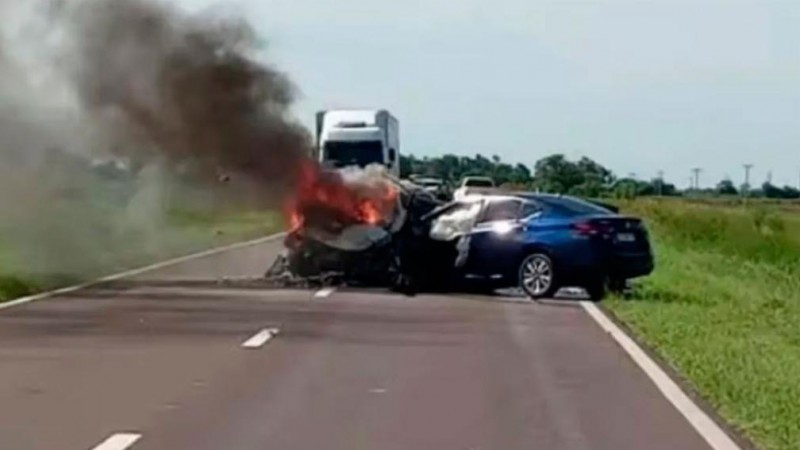 Santa Fe: dos autos chocaron, se incendiaron y los conductores murieron en el acto