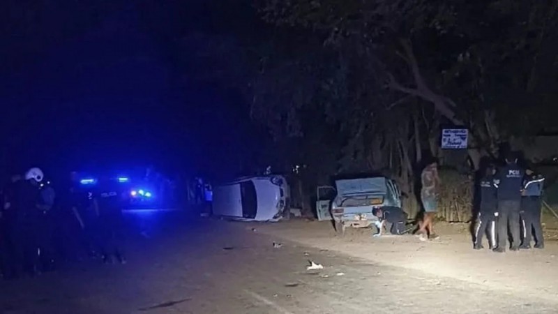 Un conductor ebrio choc una camioneta estacionada en una banquina: dos muertos