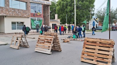 Trabajadores de Fomicruz reclamaron a las puertas de la empresa en Río Gallegos 