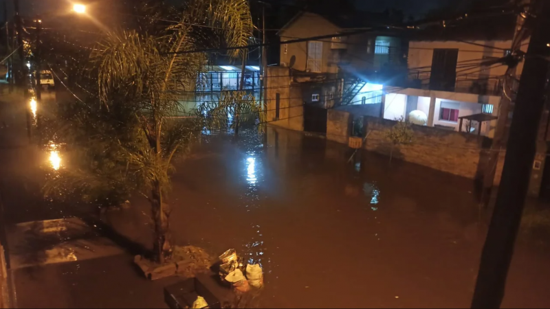 Reportaron una mujer fallecida e inundaciones en La Plata. 