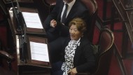 Denuncian que una senadora "libertaria" contrató a toda su familia 