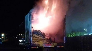 Santa Cruz: se incendió un camión de transporte refrigerado y un hombre se intoxicó