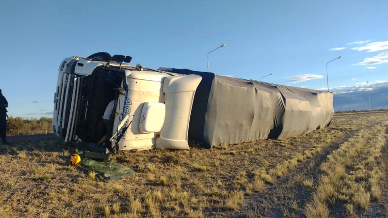 Un camionero intent esquivar un zorro que se le cruz en la ruta y volc