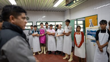 Gobernador Gregores: el gobernador recorrió la Escuela Agropecuaria N°1 