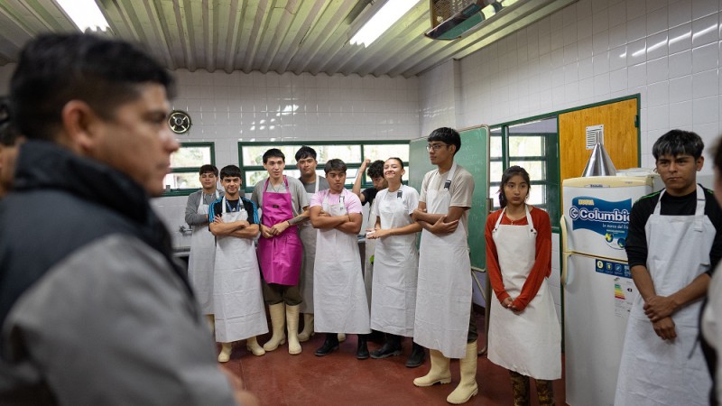 El gbernador Vial visit la escuela agropecuaria de Gobernador Gregores. 