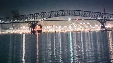 Video: así colapsó un puente en Estados Unidos en donde decenas de autos cayeron al agua