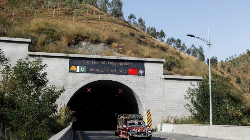 Un vehculo pasa por el tnel n 2 de Abbottabad, que forma parte del Corredor Econmico China-Pakistn (CPEC) en la autopista de Hazara en Abbottabad, Pakistn - Foto: Reuters/Akhtar Soomro