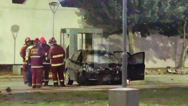 Estrellaron un auto contra un árbol con el saldo de tres heridos