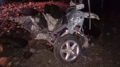 Partió el auto en dos al impactar contra una columna