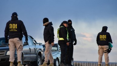 En operativo preventivo detienen a dos personas con pedido de captura 