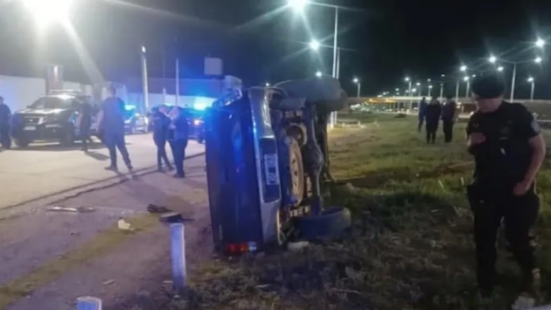 Un delincuente rob una camioneta y muri tras volcar mientras escapaba de la polica. 
