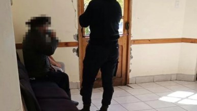 Una mujer le pegó con una pala a su padre que se había negado a entregarle la tarjeta de débito