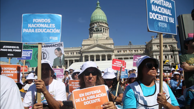 Manifestacin de docentes nucleados en CTERA frente al Congreso. Foto NA: MARRIANO SANCHEZ