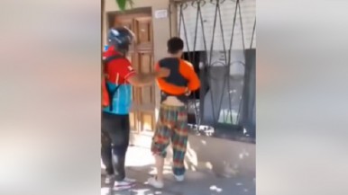 Video: repartidores persiguieron a un ladrón, lo atraparon y recuperaron una moto robada