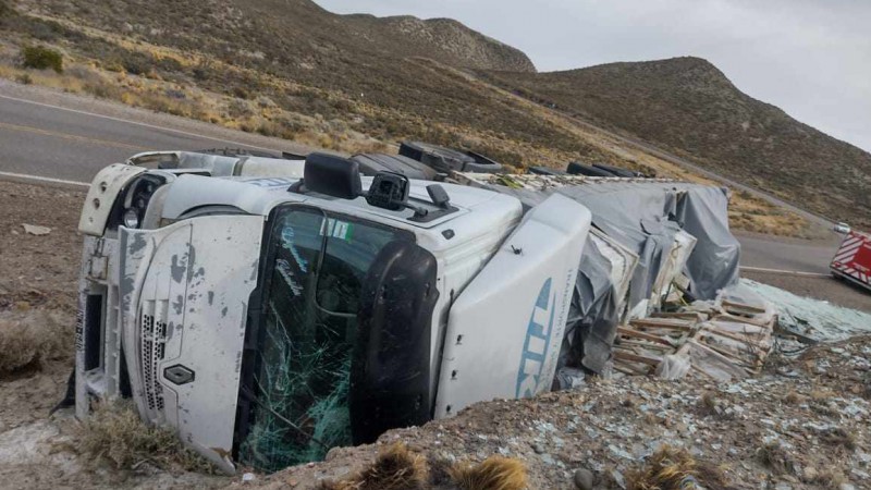 El vehculo volc y qued a un costado de la ruta, dejando al conductor, un hombre de 56 aos, con lesiones leves, quien fue atendido en el lugar por personal mdico. 

