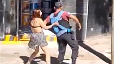 Video: una mujer con una faca intentó sacarle el arma a un Policía e invitó a otros a pelear