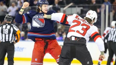 Video: la violenta pelea que recorre el mundo en un partido de hockey sobre hielo