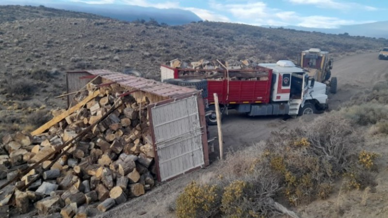 Se le descompuso el camin y la mquina que lo fue a remolcar lo choc