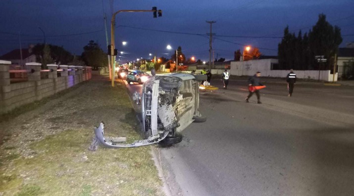 Vuelco con heridos en Ro Gallegos: dos derivados al hospital regional