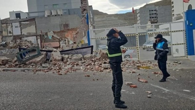 Una viejo edificio cay por la accin del viento en Comodoro Rivadavia. (Foto El Chubut)