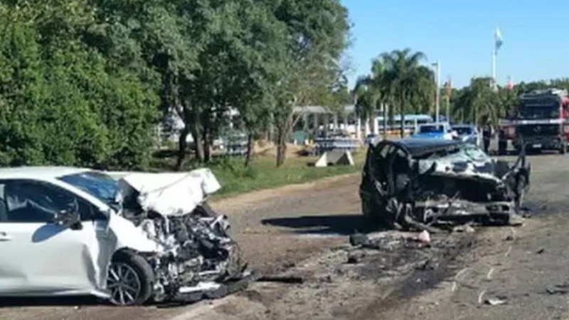 As quedaron ambos autos luego del brutal accidente en la ruta 12. 
