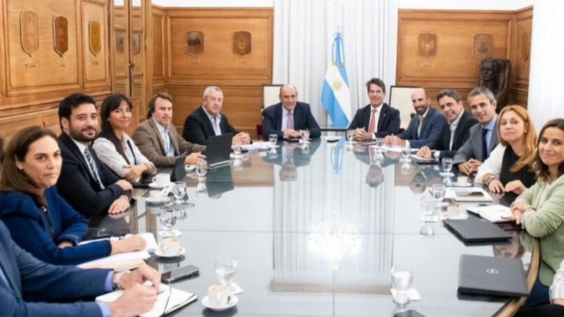 El Gobierno recibi en la Casa Rosada a los diputados de Hacemos Coalicin Federal, liderados por Miguel ngel Pichetto, y de la Unin Cvica Radical (UCR), para terminar de cerrar los acuerdos que tienen que ver con la nueva versin de la ley mnibus. 