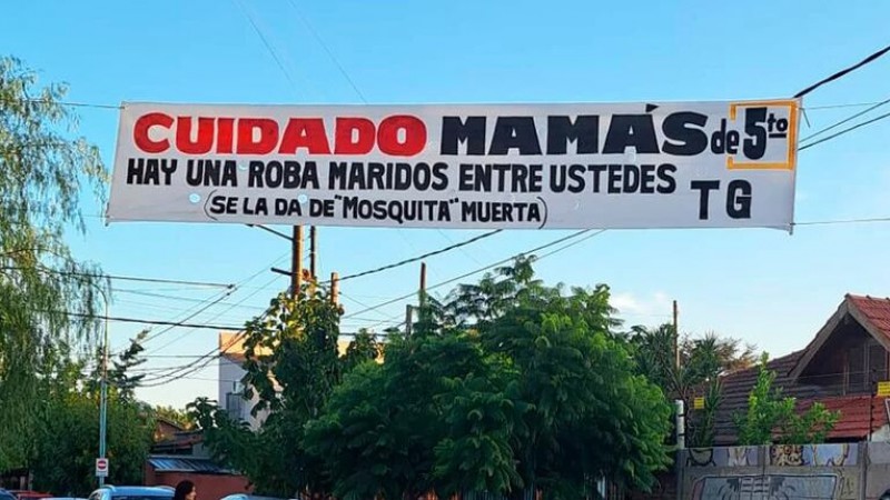 "Roba maridos" y "mosquita muerta": escndalo por una inslita red de pasacalles