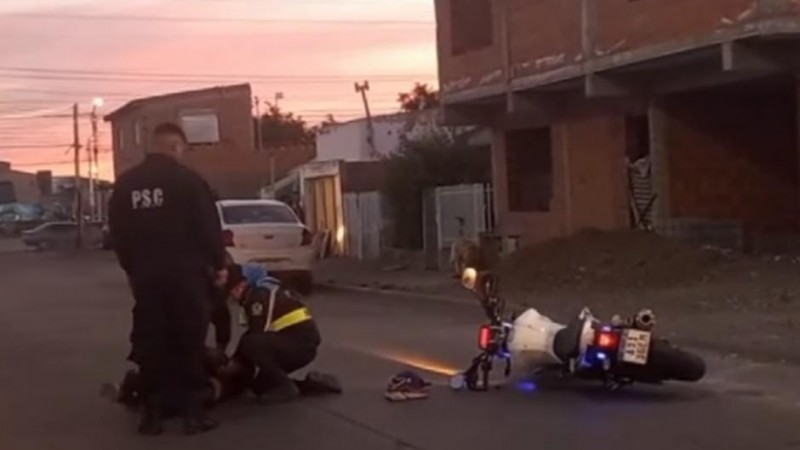 Uno de los sujetos intent escapar con la moto policial. 