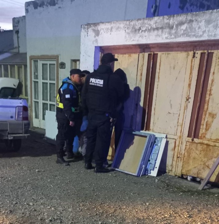 Dos  detenidos por amenazas al propietario de un  local de comidas