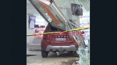 Insólito: terminó con su camioneta dentro de una farmacia en Caleta Olivia